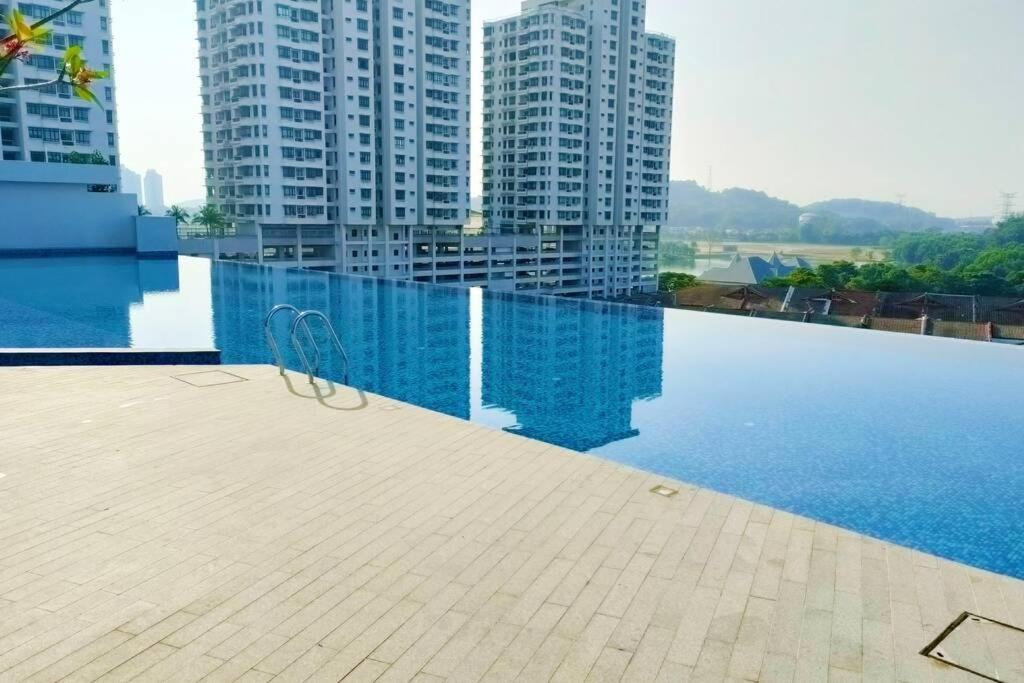 Astetica Pool & View High Floor 100mbps Wifi Netflix Pangsapuri *