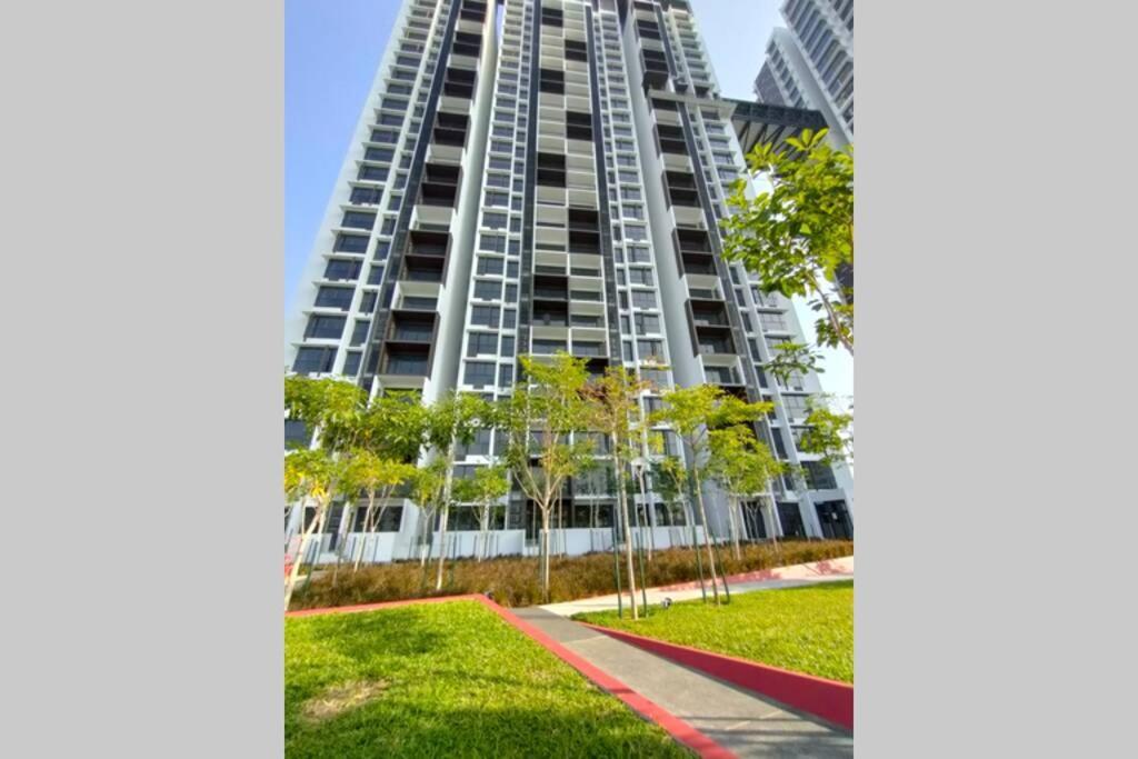 Astetica Pool & View High Floor 100mbps Wifi Netflix Apartment Seri Kembangan